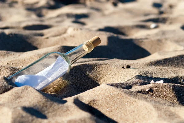 Üzenet a palackban a homokba — Stock Fotó