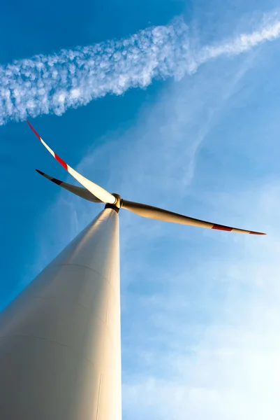 Turbina eolica davanti al cielo blu — Foto Stock