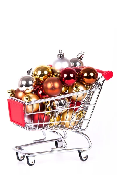 Carrito de compras con bolas de Navidad — Foto de Stock