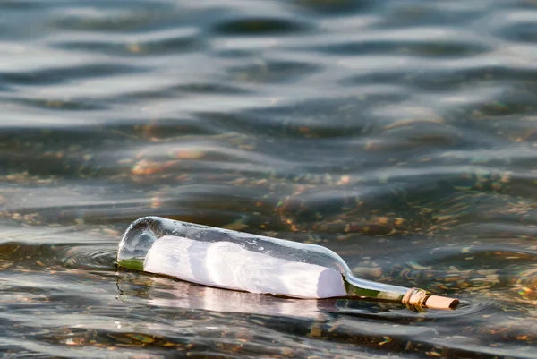 Wiadomość w butelce w wodzie — Zdjęcie stockowe