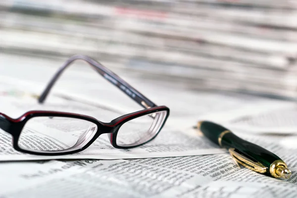Reading glasses and ballpoint pen — Stock Photo, Image