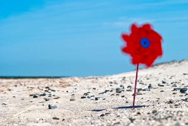 Červená Větrná turbína na pláži — ストック写真
