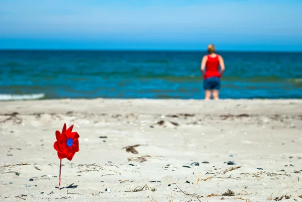 Turbina eólica vermelha na praia — Fotografia de Stock