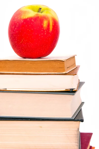 Een appel op de stapel van een boek — Stockfoto