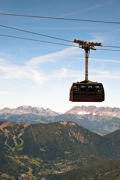 Cable railway before mountain landscape — Stock Photo, Image