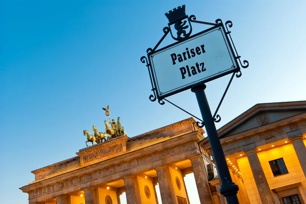 Brandenburger tor pariser platz mit schild — Stockfoto