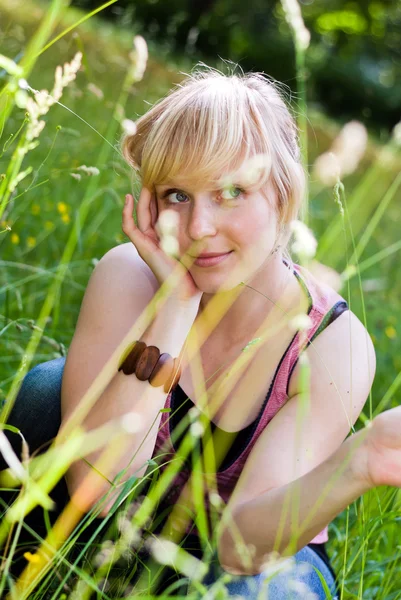 Jonge vrouw in gras v10 — Stockfoto