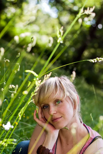 V11 giovane donna nell'erba — Foto Stock