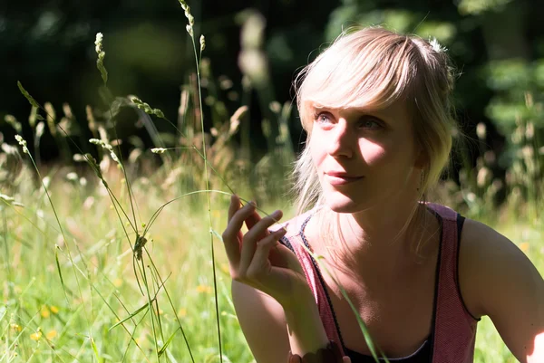 V1 ung kvinna i gräset — Stockfoto