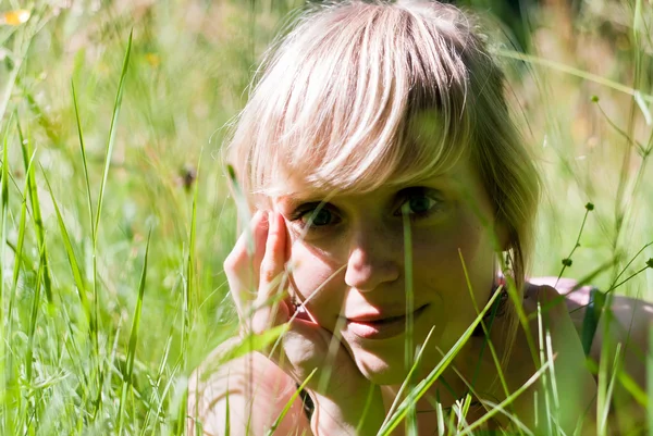 V3 giovane donna nell'erba — Foto Stock