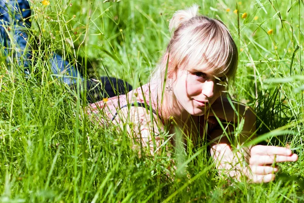 V4 jonge vrouw in het gras — Stockfoto
