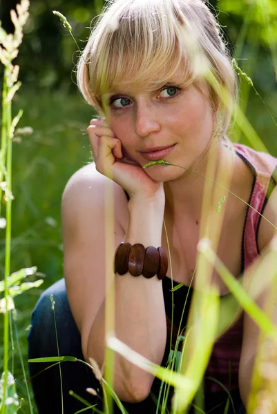 Ung kvinna i gräs v9 — Stockfoto
