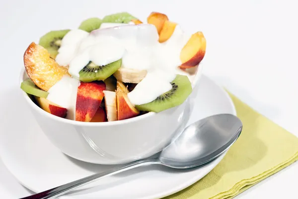 Skål med färsk frukt och yoghurt v1 — Stockfoto