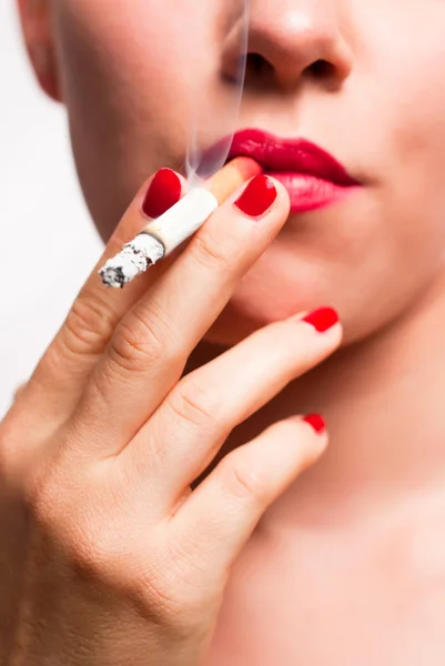 Kırmızı dudaklar ve kırmızı parmak ile ağız sigara sigara v1 çivi — Stok fotoğraf