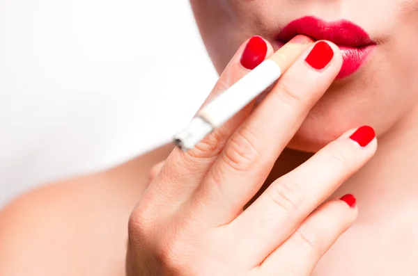 Usta usta na czerwono i czerwony palec gwoździe palenia papierosów v2 — Zdjęcie stockowe