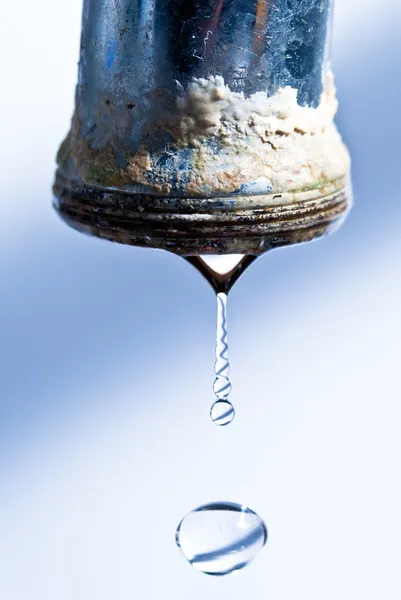 Verkalkter tropfender Wasserhahn — Stockfoto