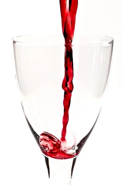Rode wijn stroomt in de wijnglas v1 — Stockfoto