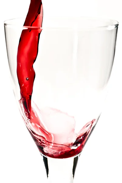 Rotwein fließt ins Weinglas v2 — Stockfoto