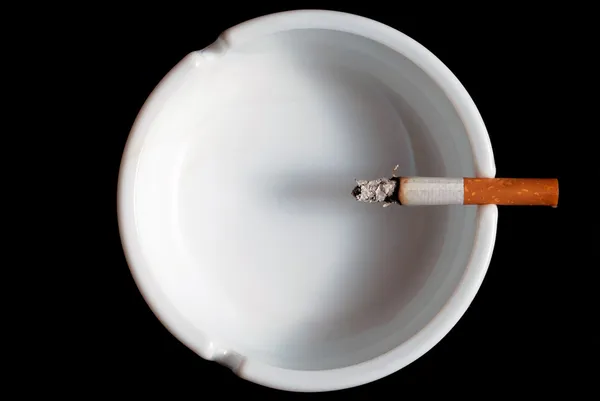 V3 cigaretu v popelníku — Stockfoto
