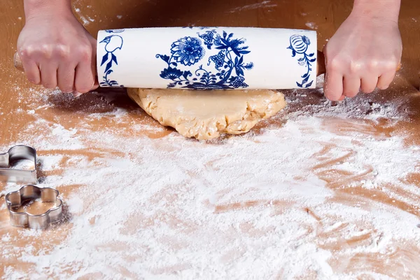 Roll out the dough with a rolling pin — Stock Photo, Image