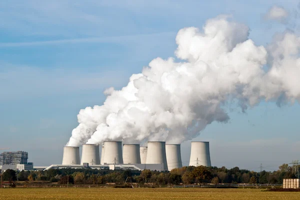 Електростанція охолоджує вежі через V4 — стокове фото