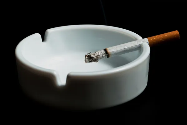 V3 sigaret in de asbak Stockfoto