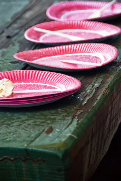 Pink paper plates on a table — Stock Photo, Image