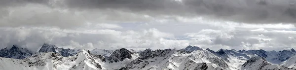 Panorama zasněžených hor — Stock fotografie