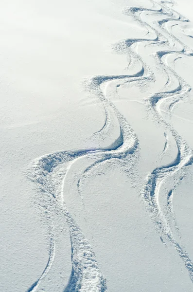 两个滑雪雪中痕迹 — 图库照片