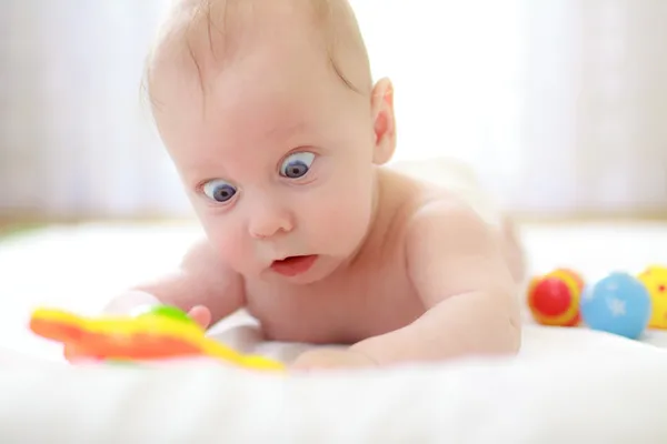 Bebé con una expresión divertida en su cara — Foto de Stock