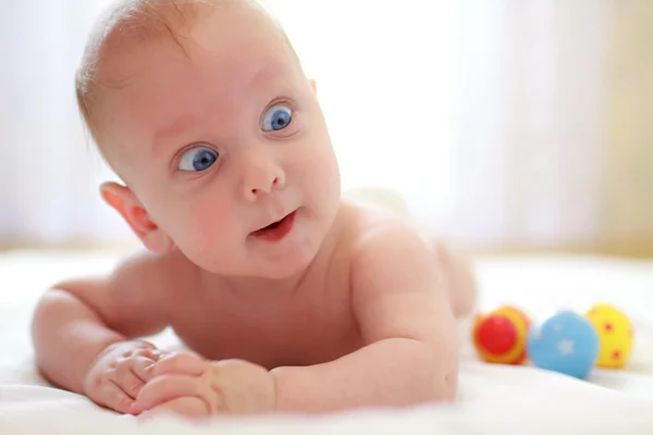 Bebê com uma expressão engraçada em seu rosto — Fotografia de Stock