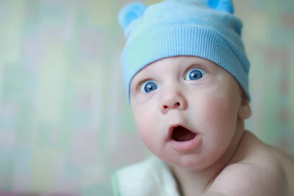 Baby met een grappige uitdrukking op zijn gezicht Stockfoto