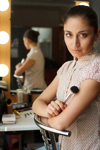Mode-Modell Make-up mit Pinsel auf dem Spiegel — Stockfoto