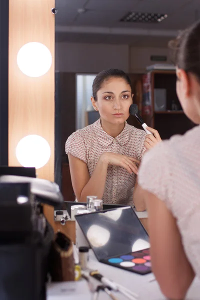 Mode modell makeup med pensel på spegeln — Stockfoto