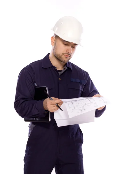 Portrait d'un constructeur portant un casque blanc sur fond blanc — Photo