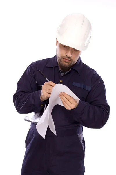 Porträt eines Bauunternehmers mit weißem Helm auf weißem Hintergrund — Stockfoto