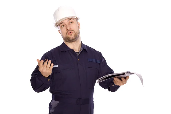 Porträt eines Bauunternehmers mit weißem Helm auf weißem Hintergrund — Stockfoto