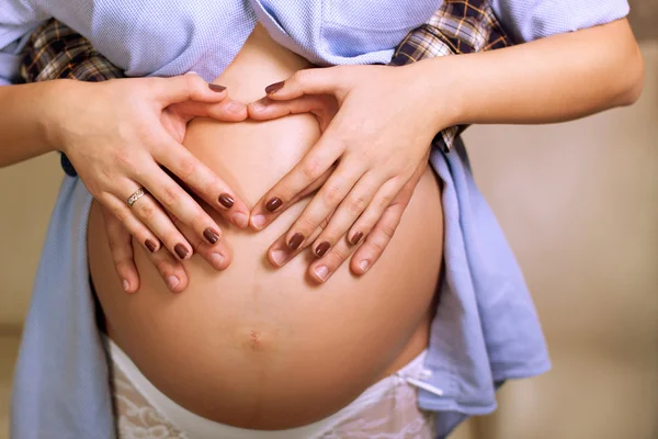 Gravid tjej med en kärleksfull make, familj — Stockfoto