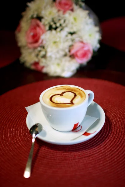 Капучино, чашка кофе на столе — стоковое фото