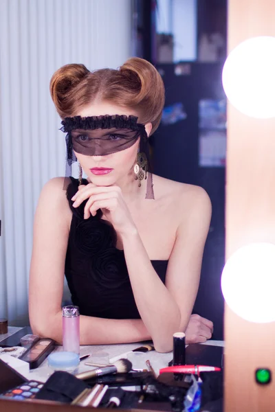 Maquillaje de modelo de moda en el espejo — Foto de Stock