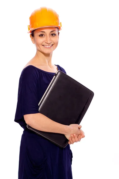 Meisje in een helm met een laptop in de handen van — Stockfoto
