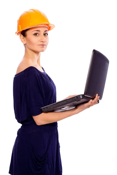 Meisje in een helm met een laptop in de handen van — Stockfoto