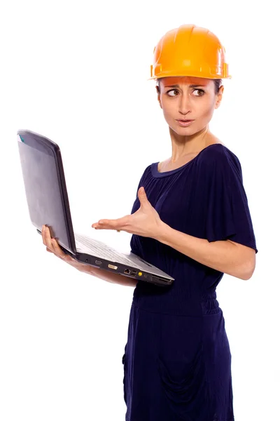 Chica en un casco con un ordenador portátil en las manos de — Foto de Stock