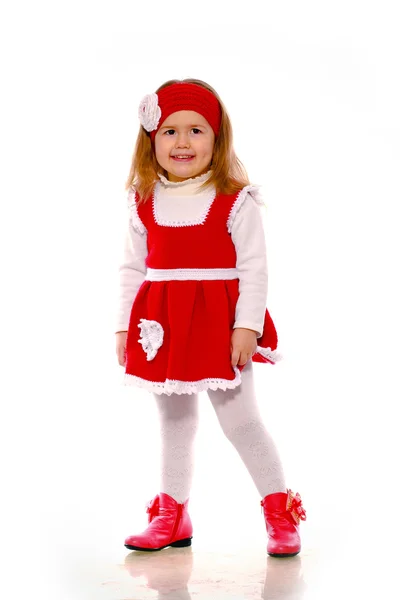 Маленькая девочка в вязаном платье на белом фоне — стоковое фото