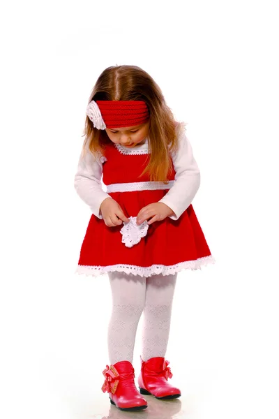 Une petite fille en robe tricotée sur fond blanc — Photo
