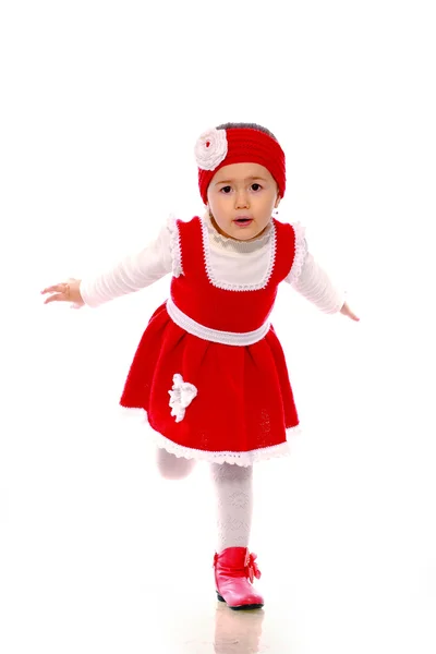 Маленькая девочка в вязаном платье на белом фоне — стоковое фото