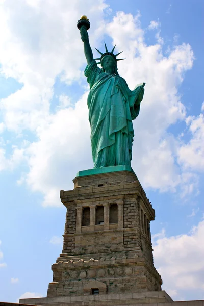 Statue of Liberity Front against Blue Sky — Stock Photo, Image
