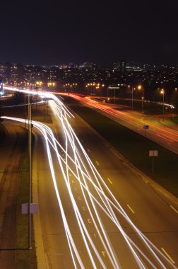 Şehirde gece trafiği