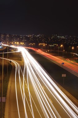 Şehirde gece trafiği