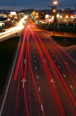 Şehirde gece trafiği